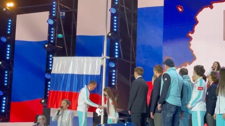 Большунов и Щербакова удостоились чести поднять флаг1