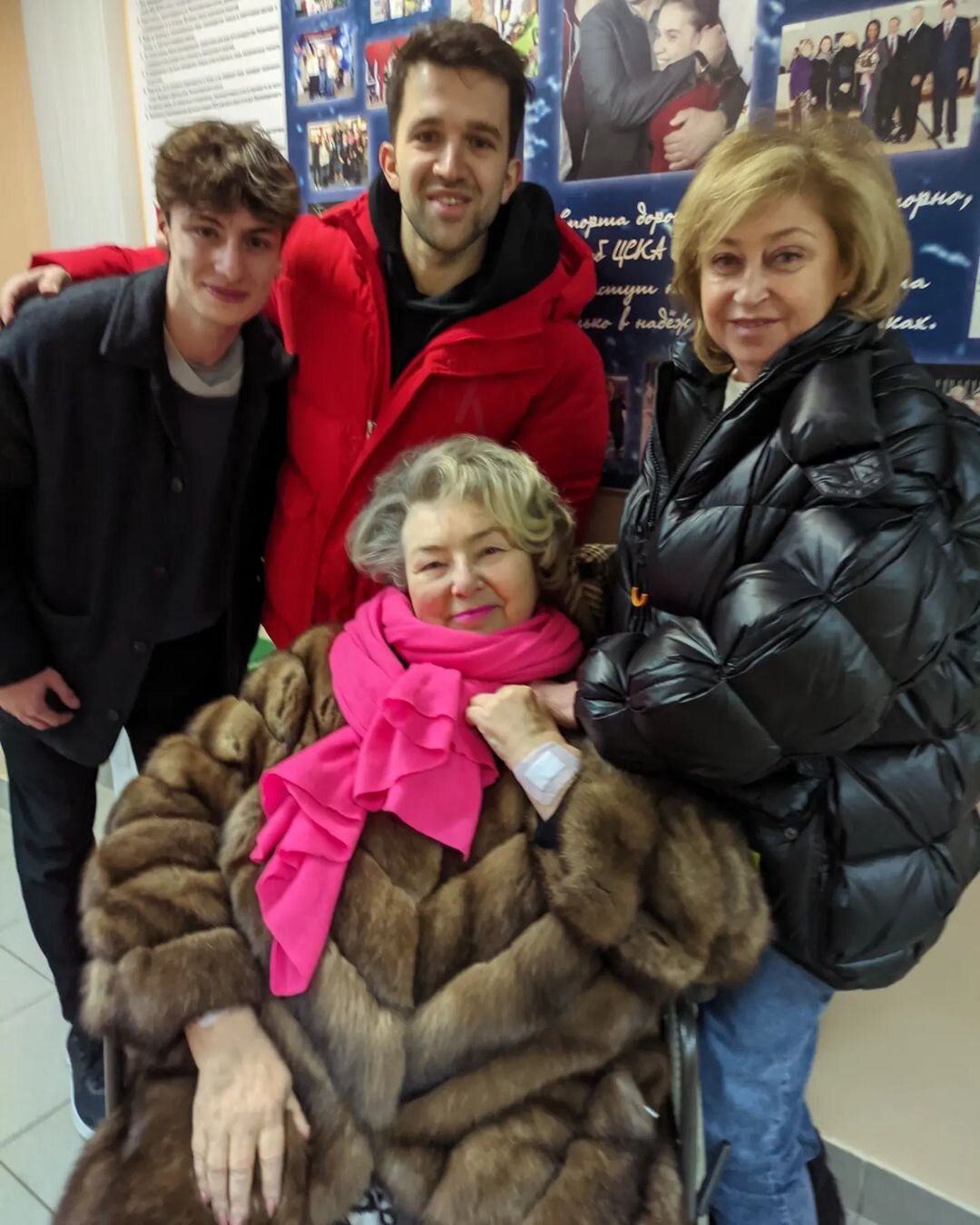 
                                «Скучала»: Татьяна Тарасова в инвалидном кресле вернулась на работу
                            1