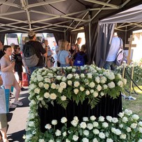 Плачущая семья похоронила часть праха Юрия Шатунова на Троекуровском кладбище4