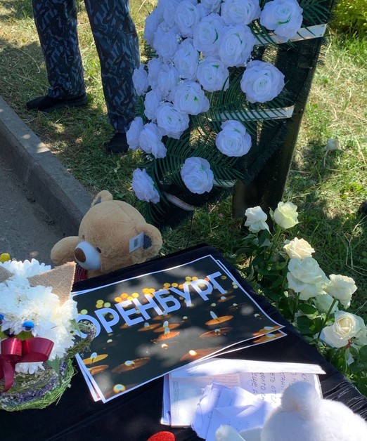 Плачущая семья похоронила часть праха Юрия Шатунова на Троекуровском кладбище3