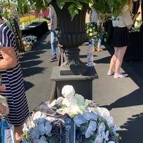 Плачущая семья похоронила часть праха Юрия Шатунова на Троекуровском кладбище6