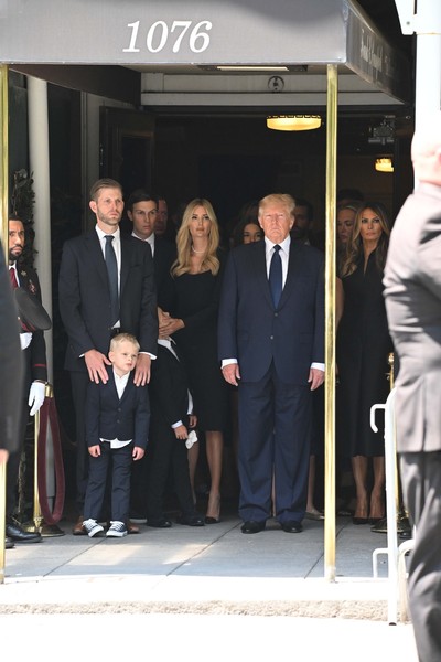 Новости: Дональд Трамп с семьей в элегантном трауре проводили в последний путь его первую жену Ивану – фото №21