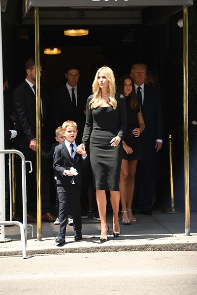 Новости: Дональд Трамп с семьей в элегантном трауре проводили в последний путь его первую жену Ивану – фото №32