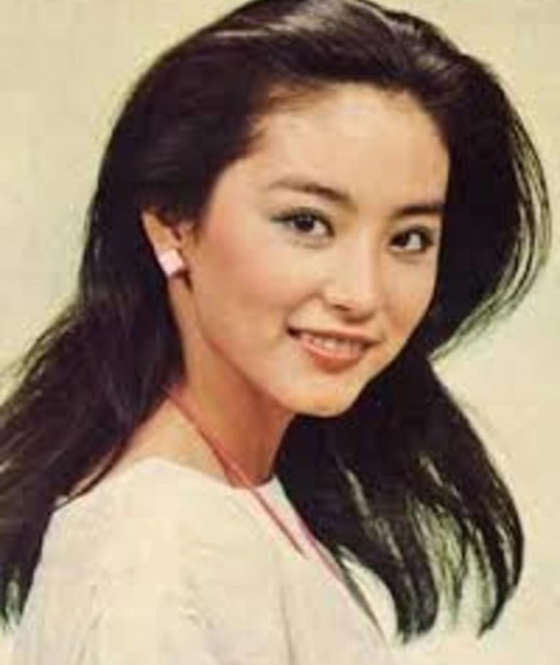 
                                Долгие годы терпела измены: вот как выглядит красавица-жена Джеки Чана (фото)
                            1